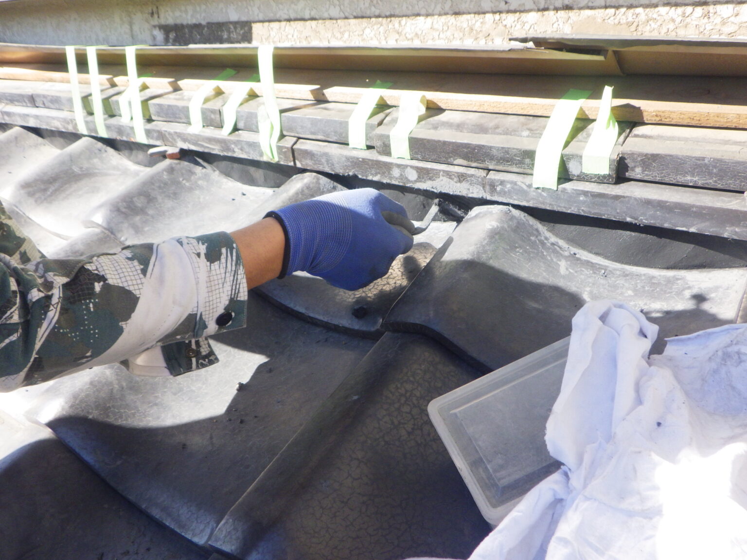 漆喰の詰め直し中です