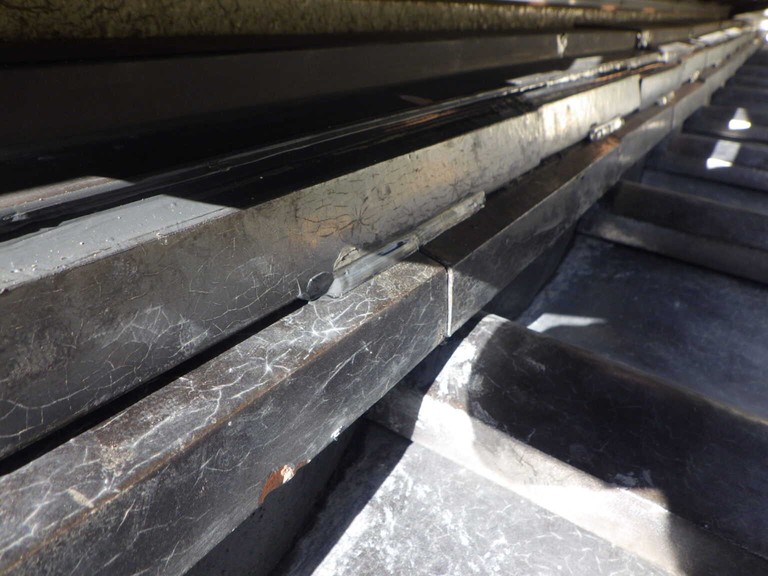 熨斗瓦のシーリング完了です