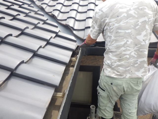 雨樋内の清掃中です