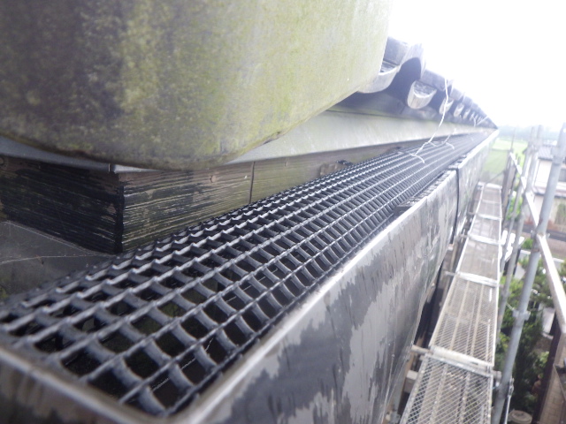 軒樋部の取り付け終了です