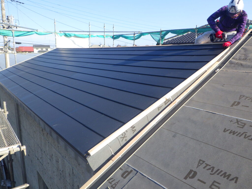 北面屋根の貼り付け終了です