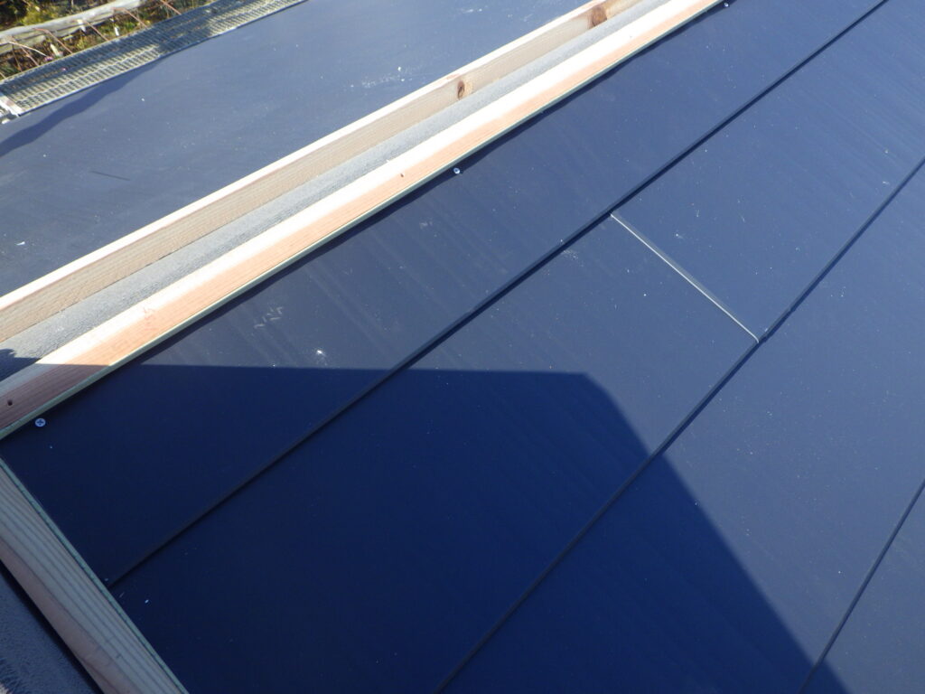 南面納屋の貼り付け終了です