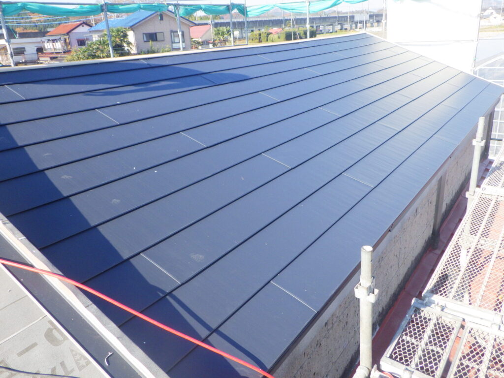 北面屋根の貼り付け終了です