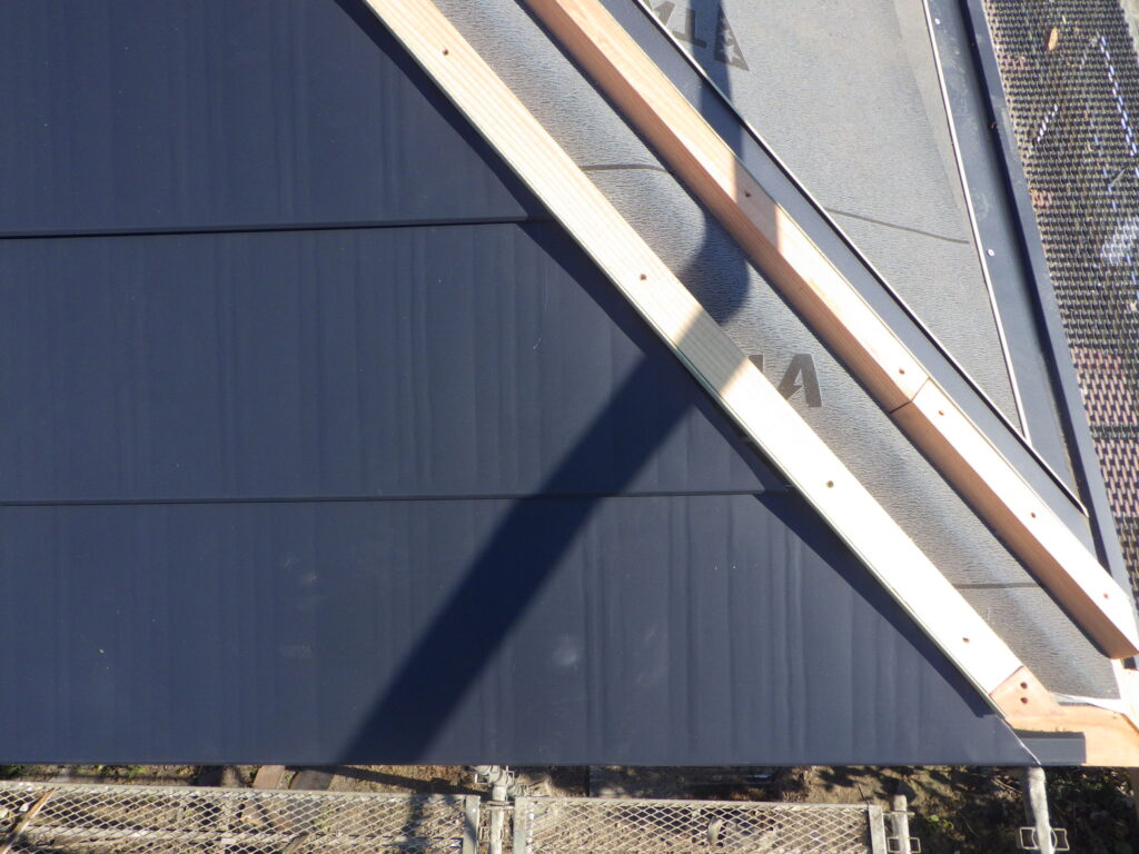 南面納屋の貼り付け中です