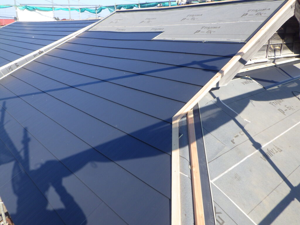 南面納屋の貼り付け中です