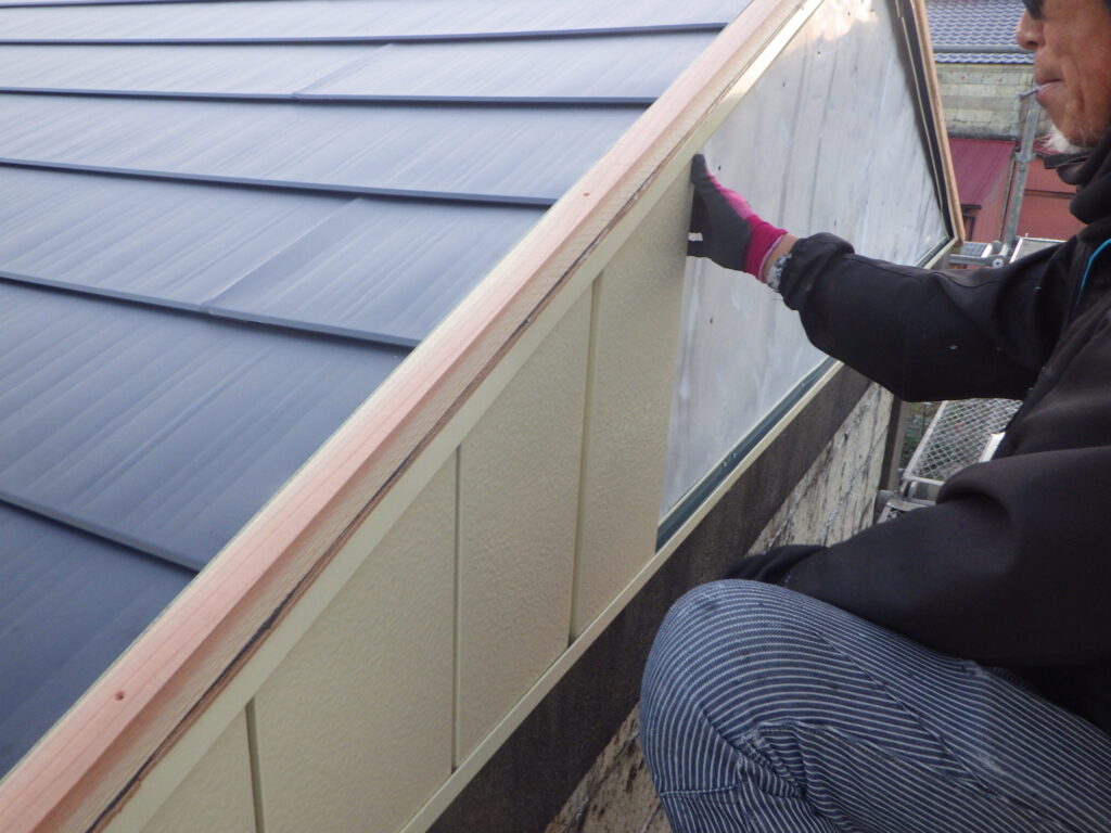 妻部外壁材の取り付け中です