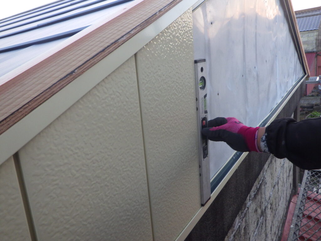 妻部外壁材の取り付け中です