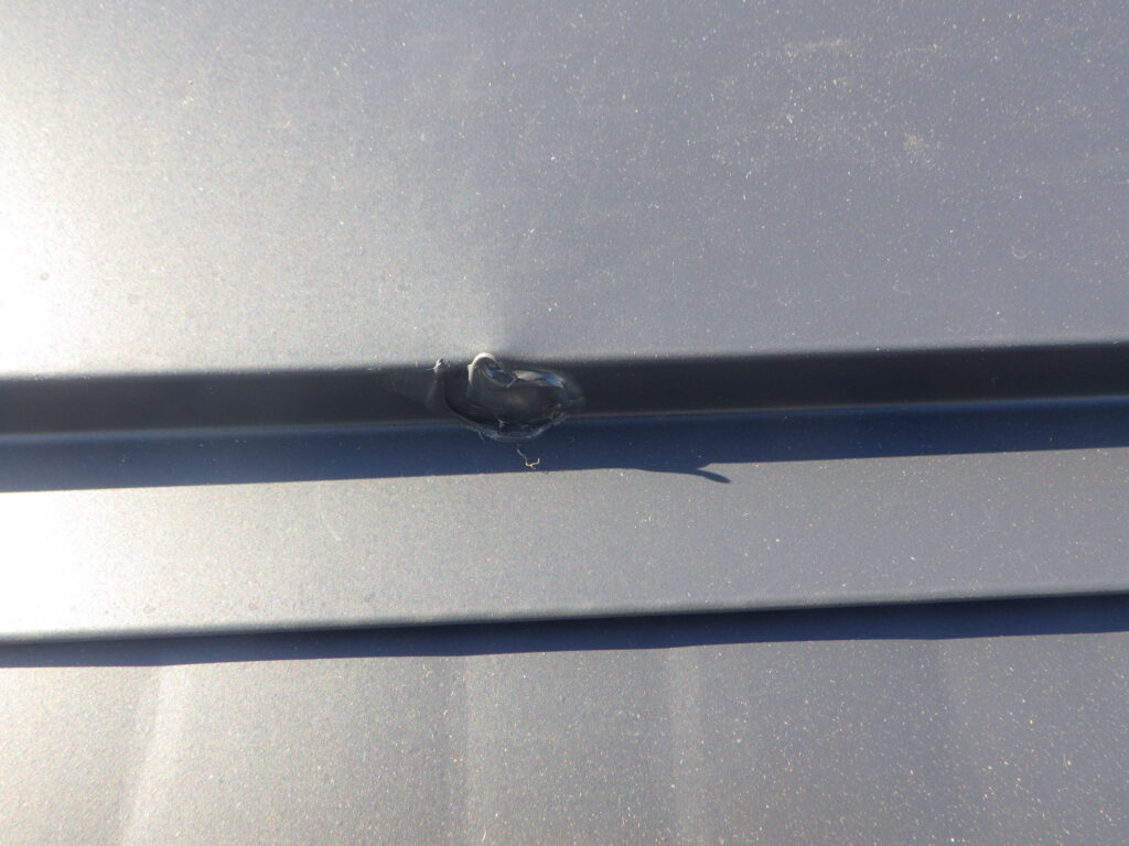 釘頭のシーリング終了です