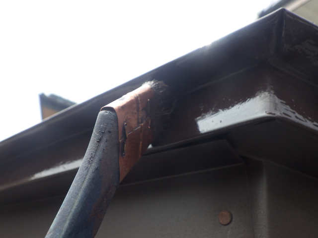 板金屋根の刷毛塗装中です