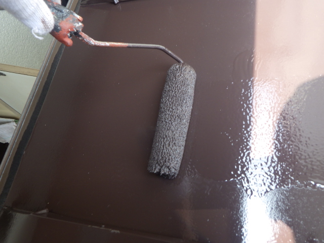 板金屋根のローラー塗装中です