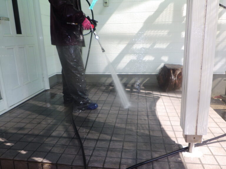 玄関アプローチの洗浄中です