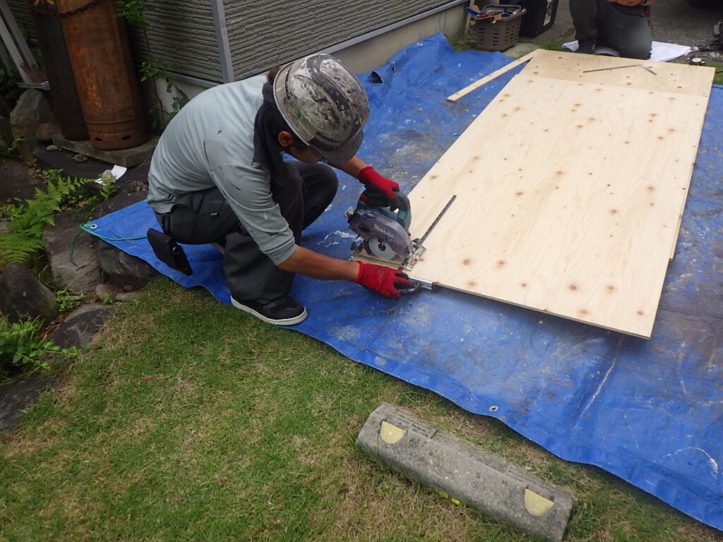 合板の加工中です