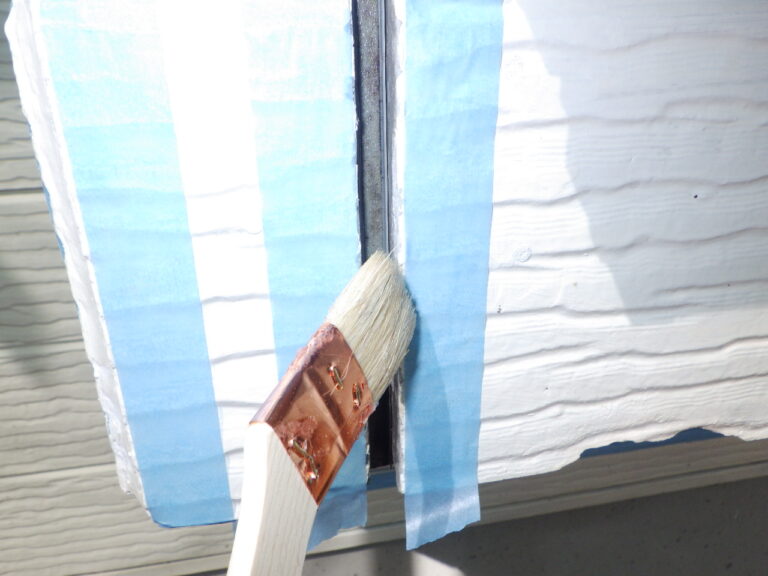 シーリング用のプライマー塗布中です