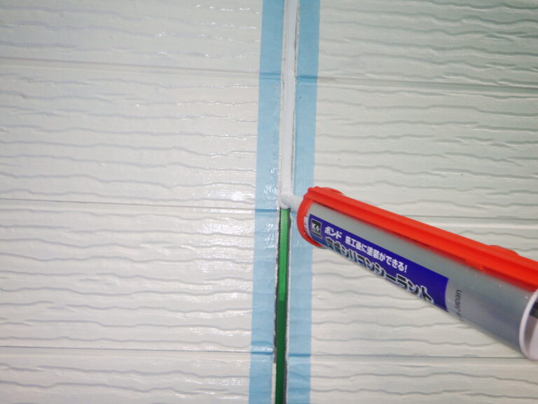 外壁目地のシーリング中です