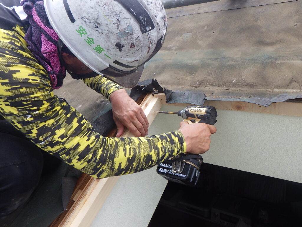 天窓下地の固定中です