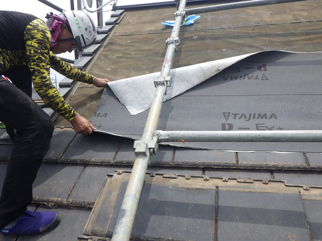 ルーフィングの貼り付け中です