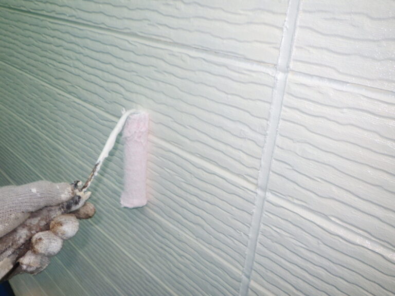 外壁下塗り中です