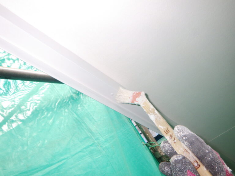 軒天の１回目塗装中です