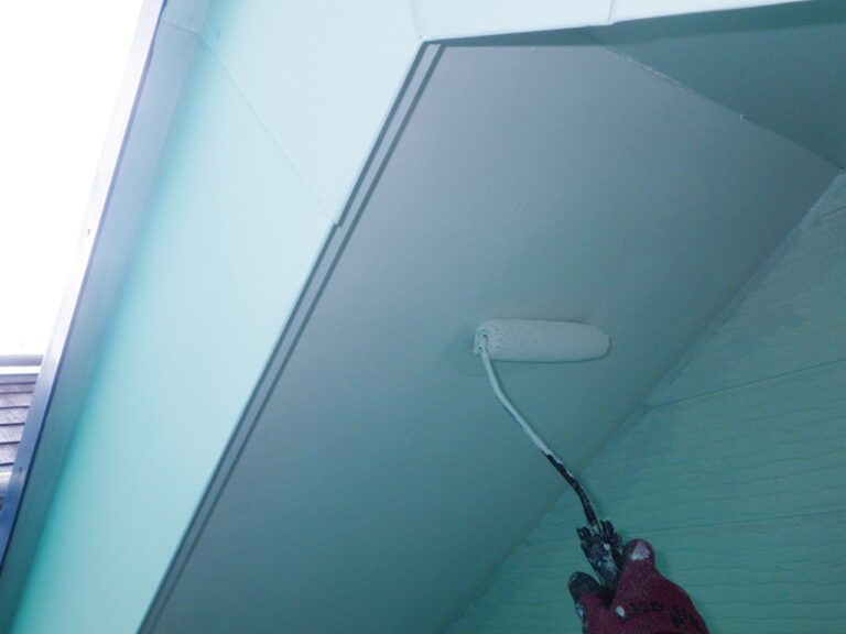 軒天の１回目塗装中です