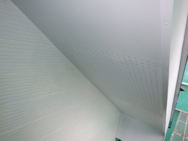 軒天の２回目塗装終了です