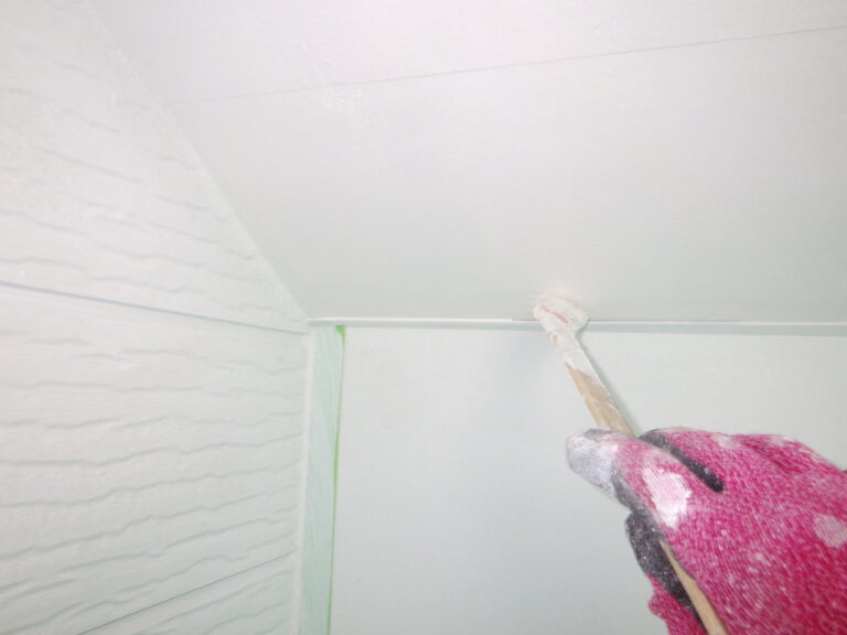 軒天の２回目塗装中です