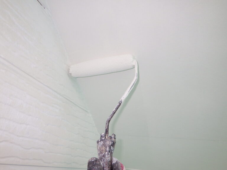 軒天２回目塗装中です