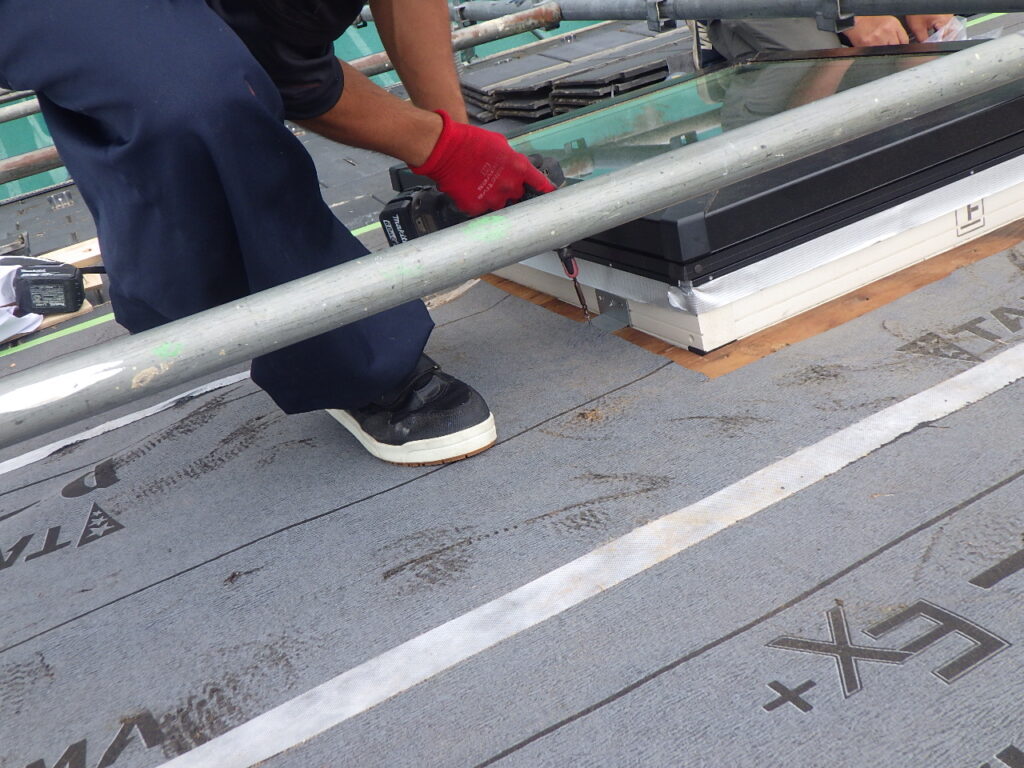 天窓の固定中です