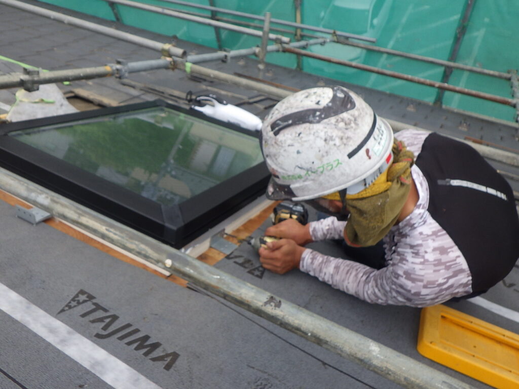 天窓の固定中です