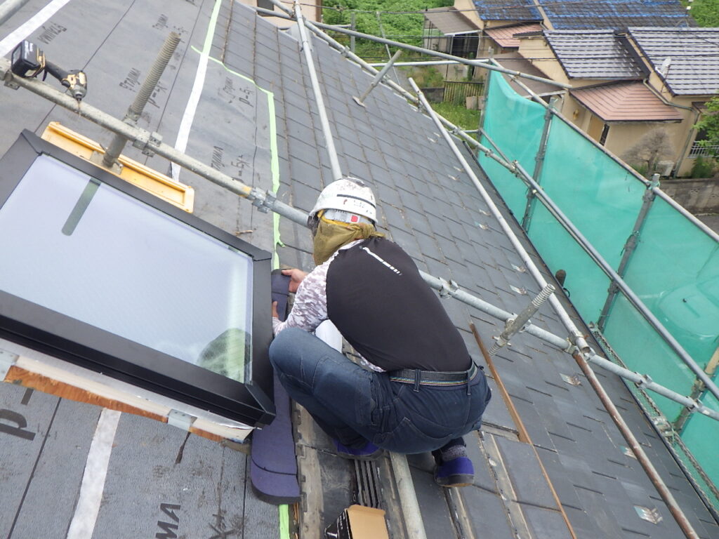 ルーフィング貼り付け中です