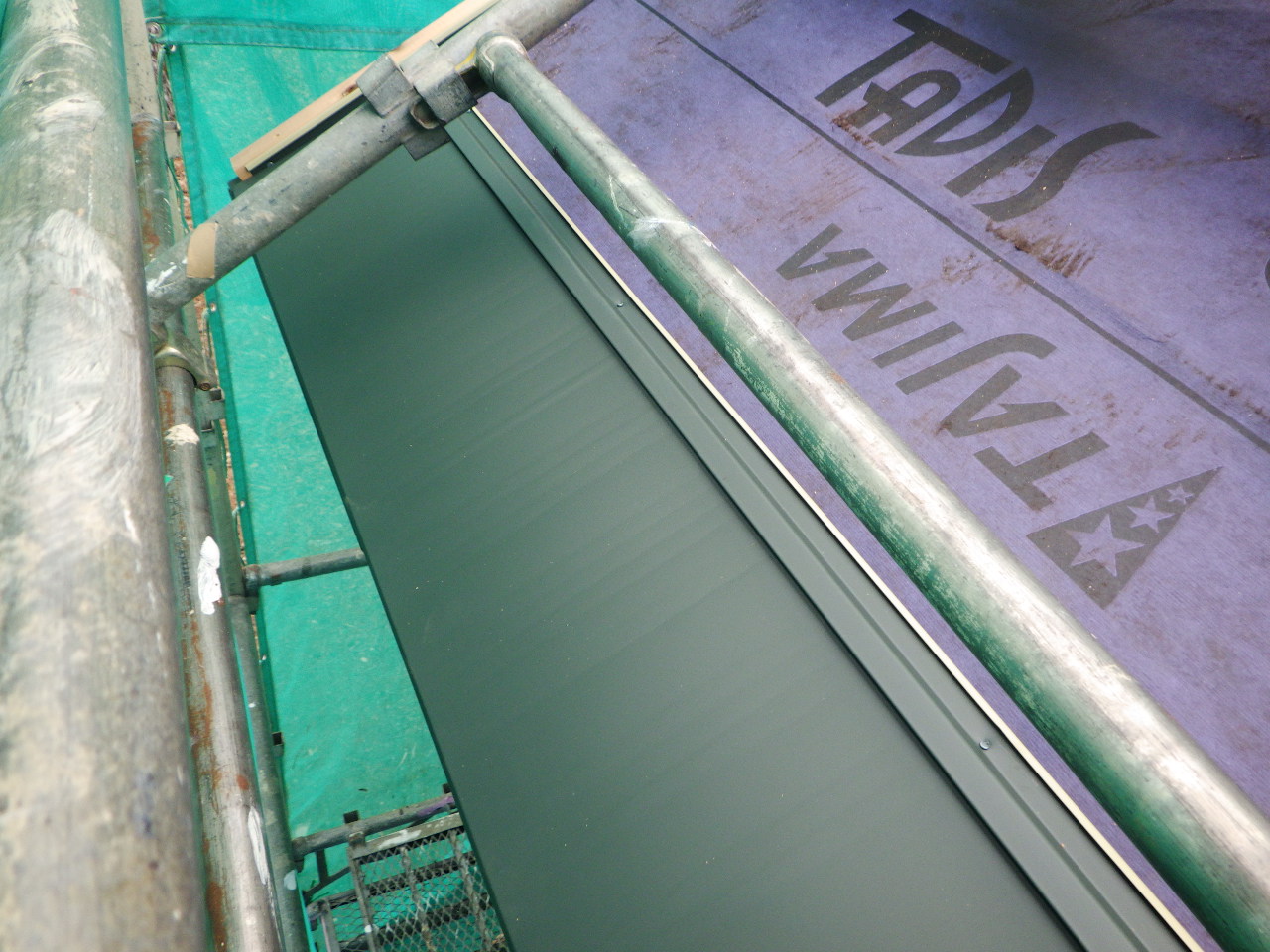 ルーフの貼り始まりです