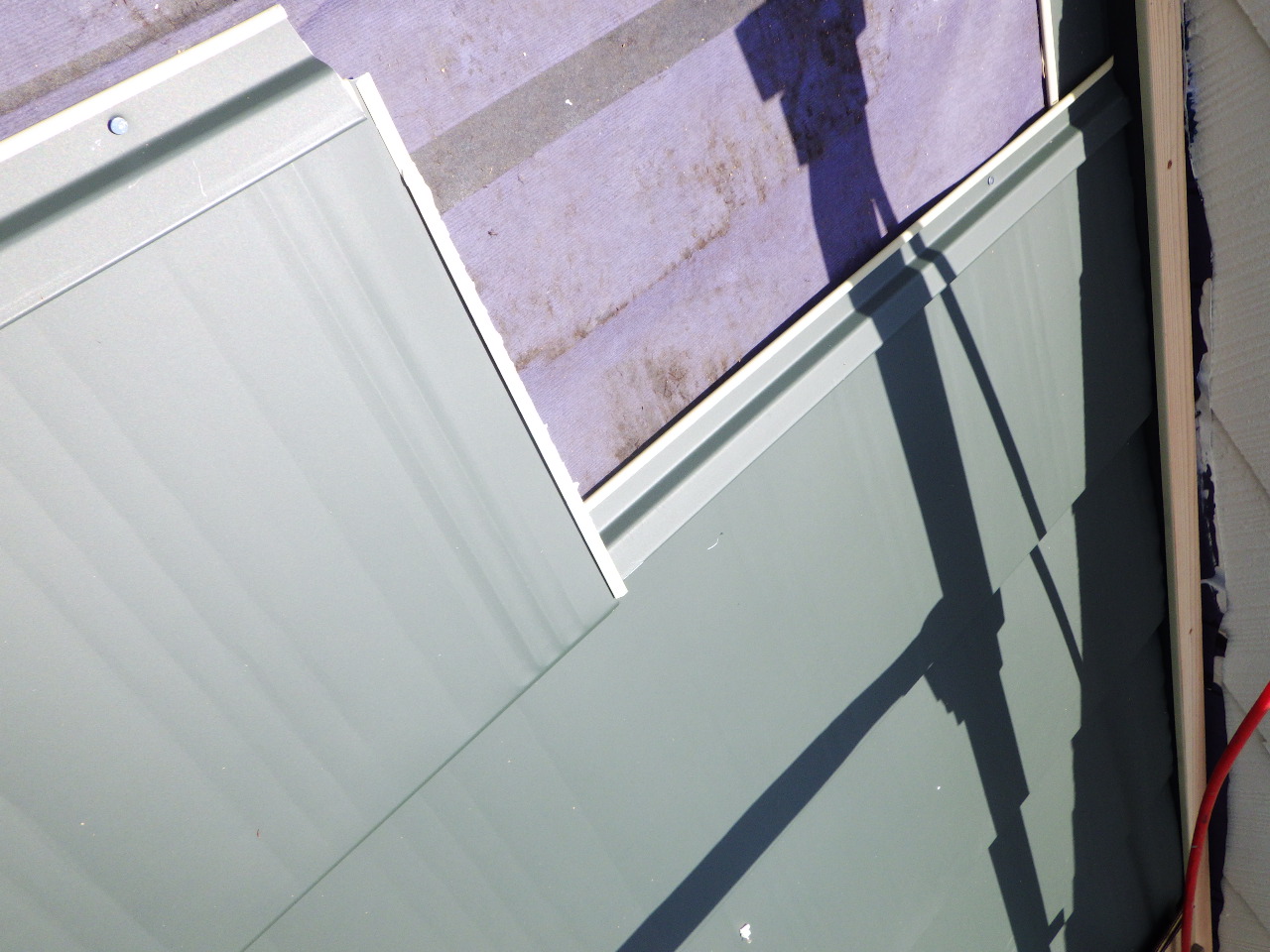 ルーフの貼り付け中です