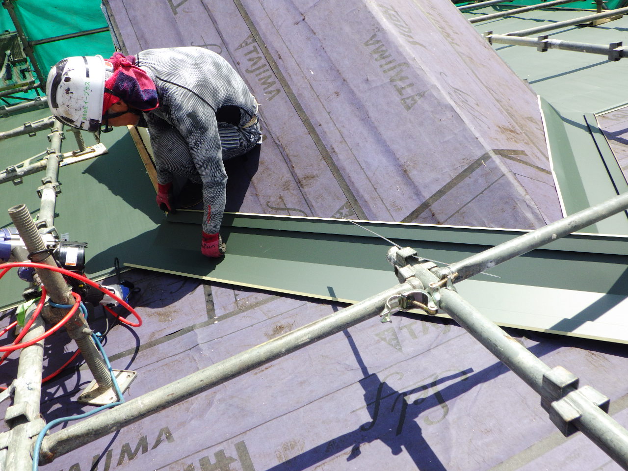 谷樋の取り付け中です