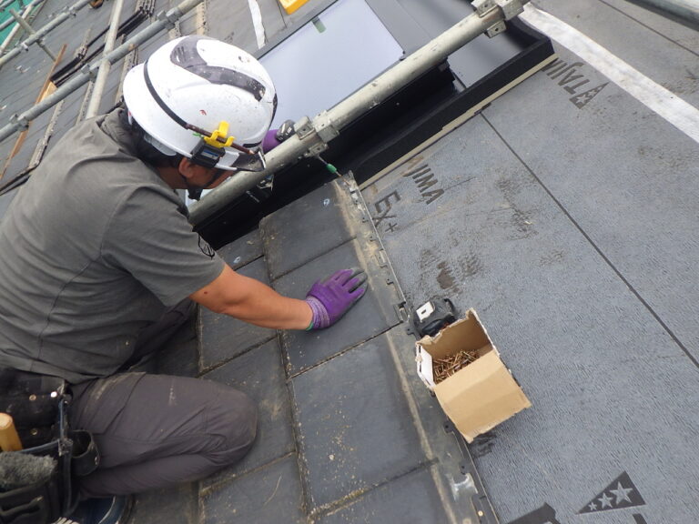 瓦の葺き直し中です