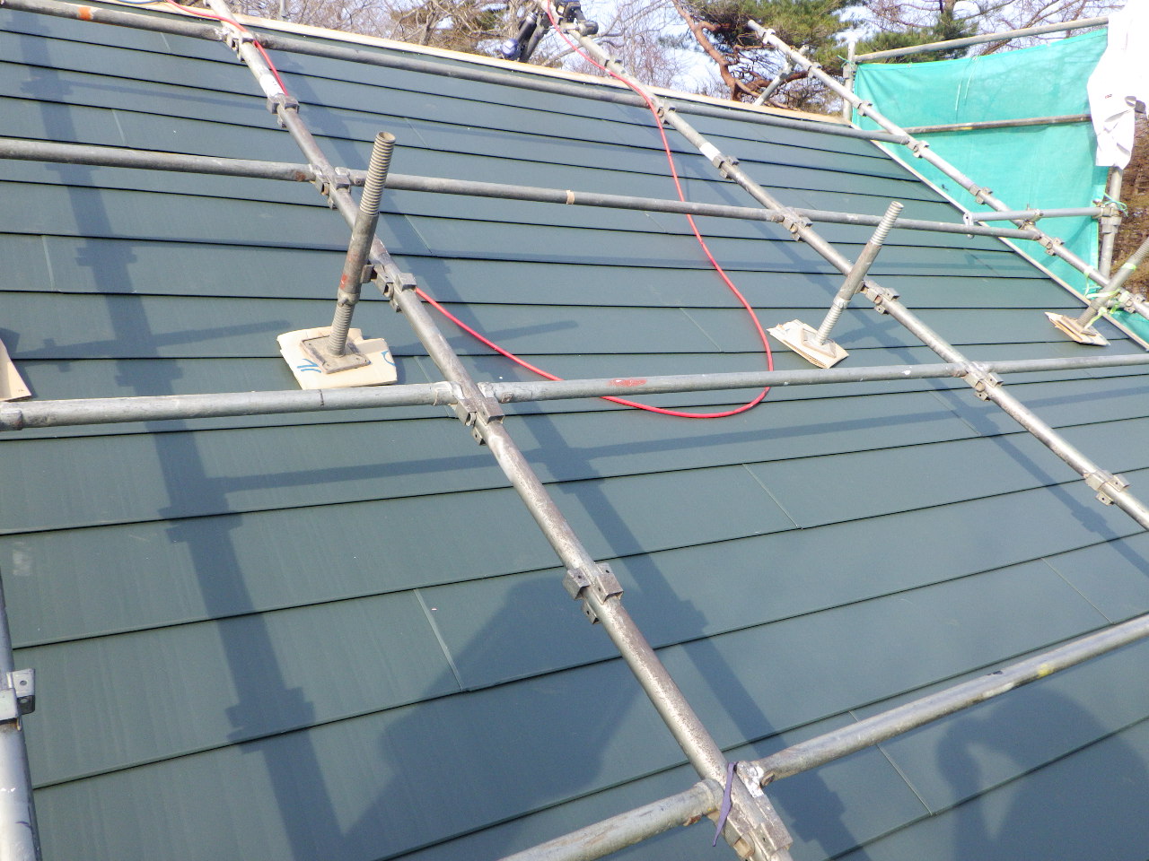 南面のルーフ貼り付けが終了しました