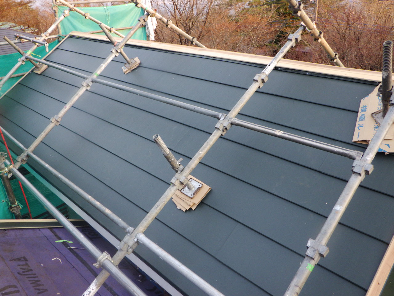北面のルーフ貼り付けが終了しました