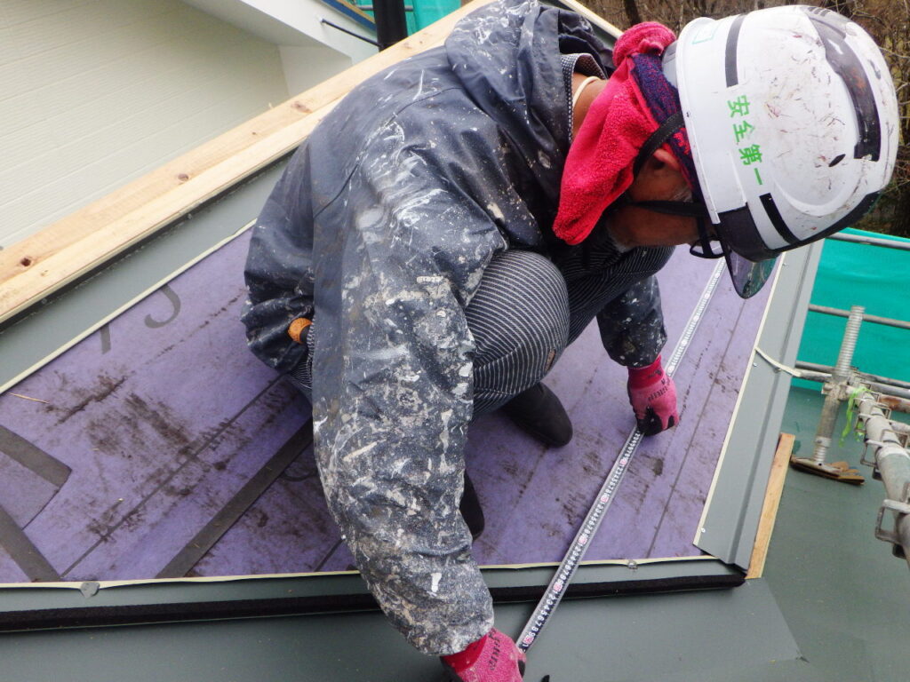 ドーマ屋根の屋根葺き中です