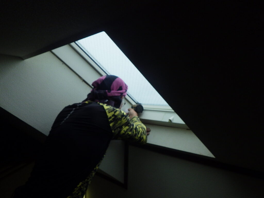 ロールカーテンの取り付け中です