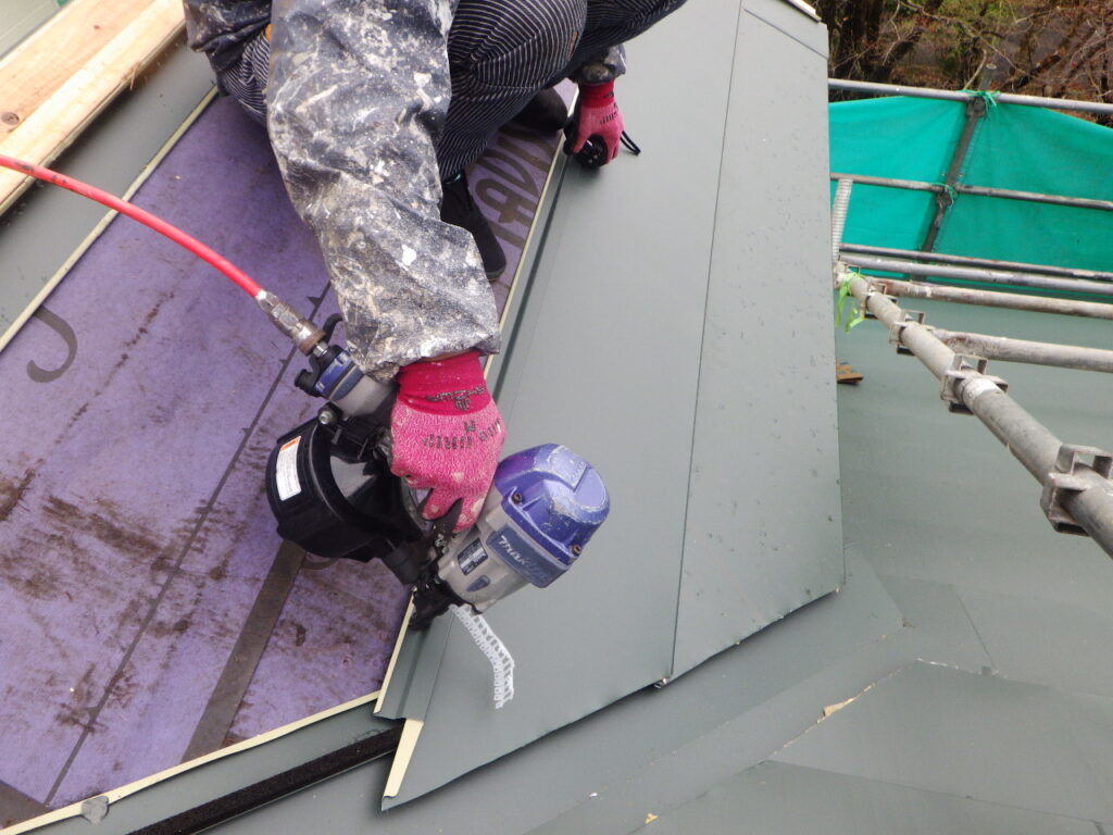 ルーフの固定中です