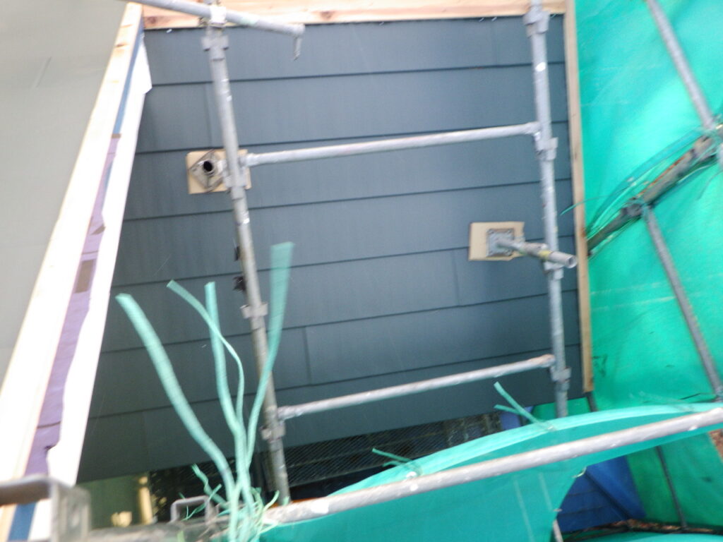 北面の棟違い屋根のルーフ貼りが終了しました