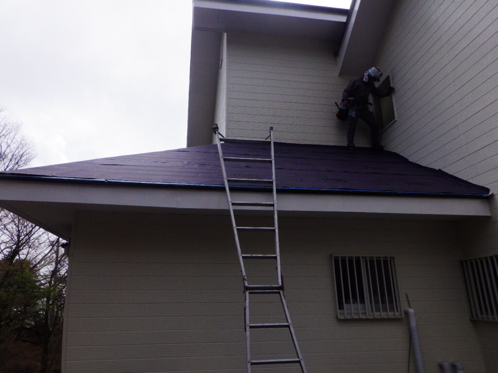 ルーフィングを貼り付けました