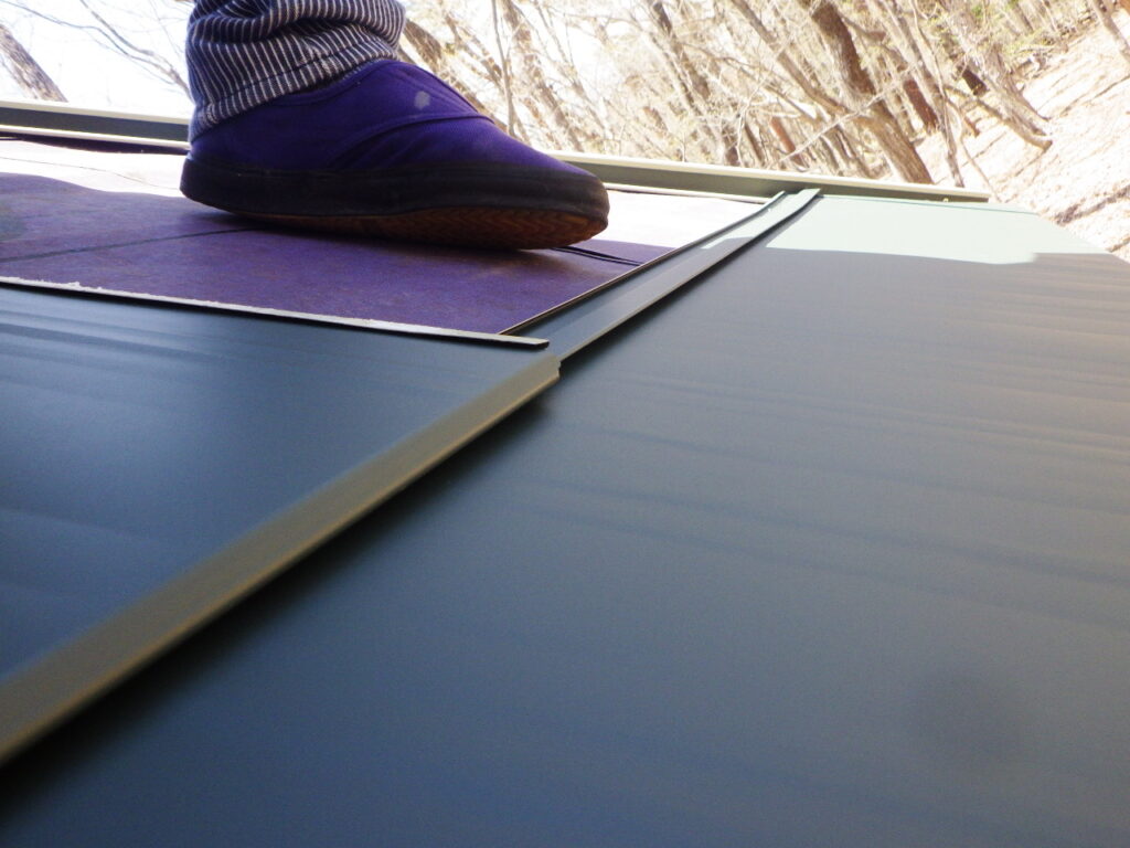 ルーフを繋いでいきます