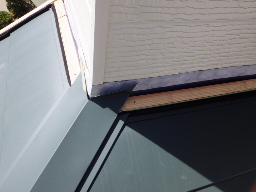 棟板金を取り付けました