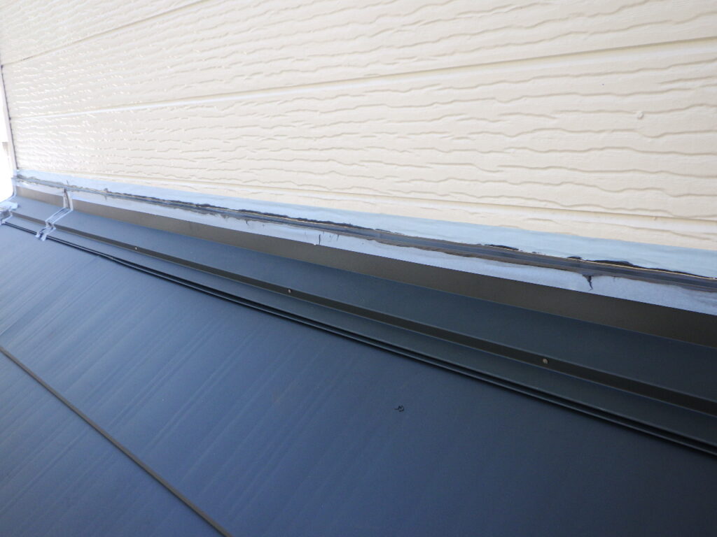 壁水切りのシーリング中です