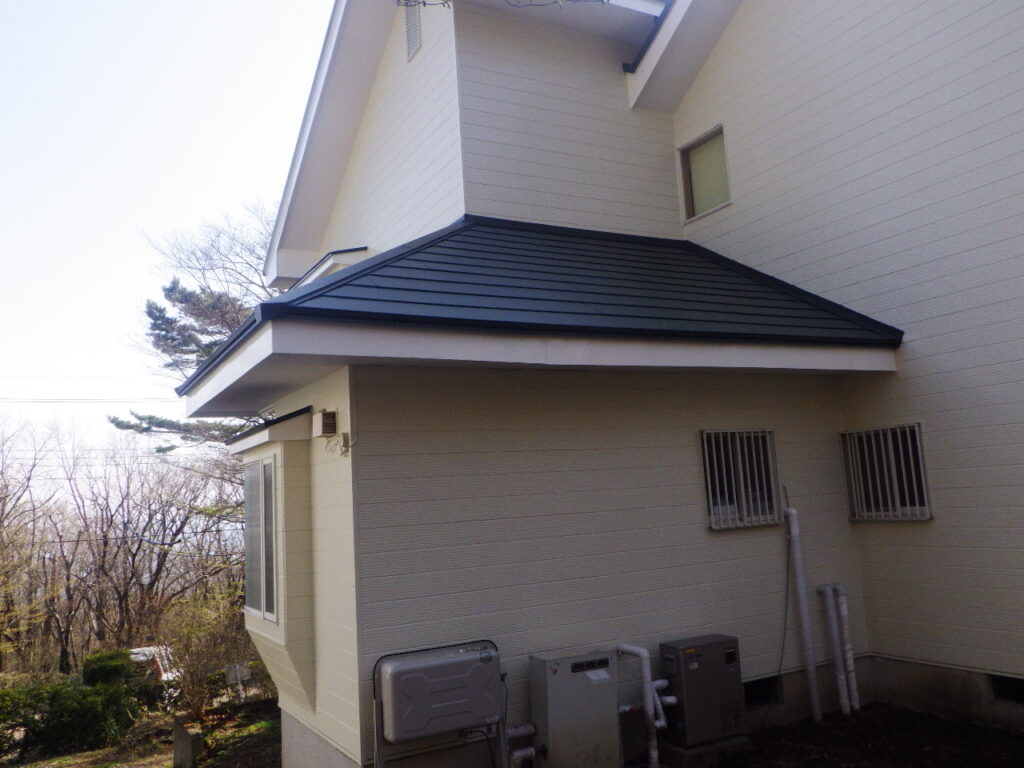 東面の下屋根の完工です