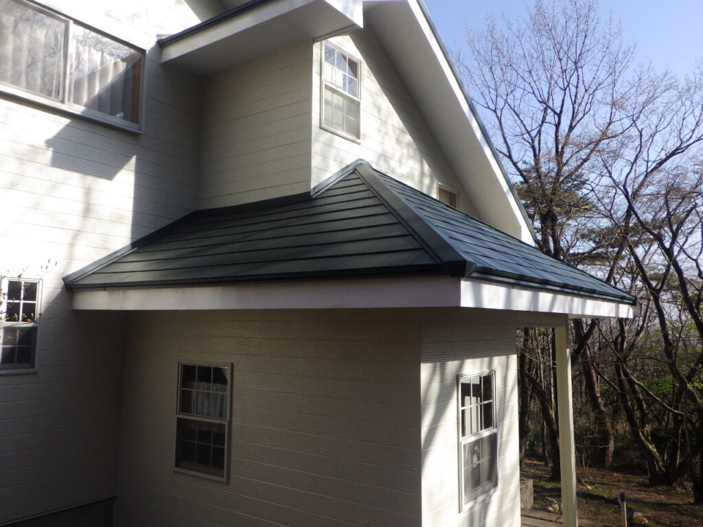 西面の下屋根の完工です