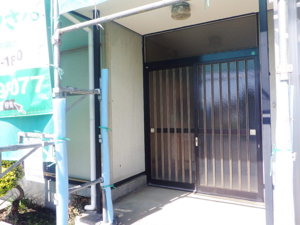 洗浄前の窓周りの状態です