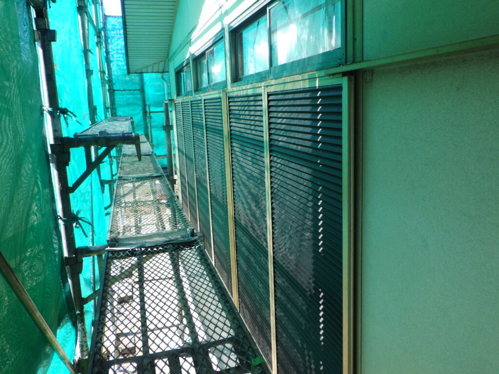 洗浄前の窓周りの状態です