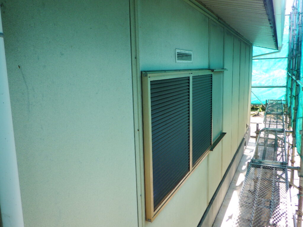 洗浄前の窓周りの状態です