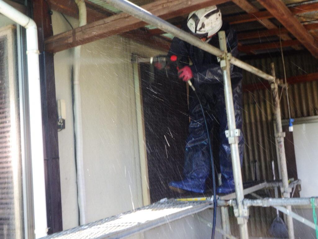 外壁の高圧洗浄中です