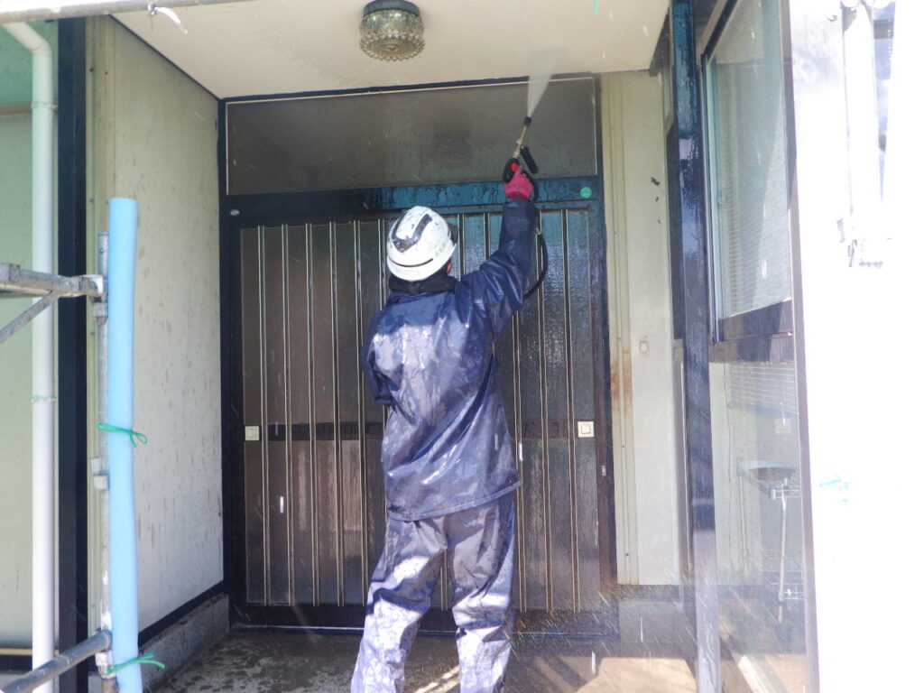 軒天の高圧洗浄中です